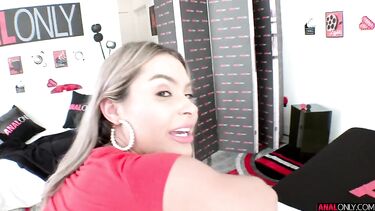 Собирает в стакан вытекающую из очка кончу