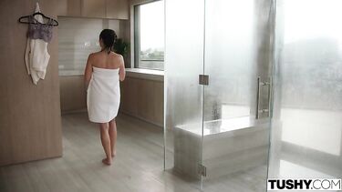 Первый анал для брюнетки с прелюдией пробкой и языком