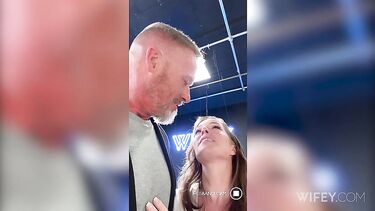 Сексвайф ебется с негром на ТВ-шоу для взрослых в присутствии мужа