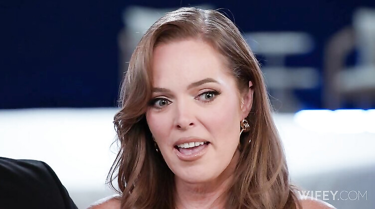 Сексвайф ебется с негром на ТВ-шоу для взрослых в присутствии мужа