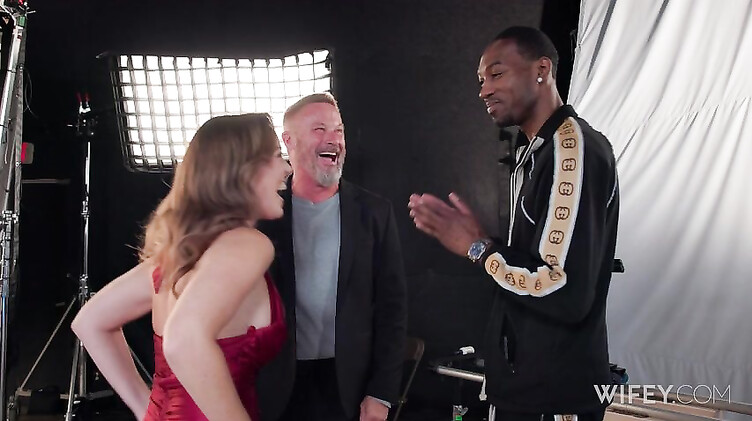 Wifey: Сексвайф ебется с негром на ТВ-шоу для взрослых в присутствии мужа