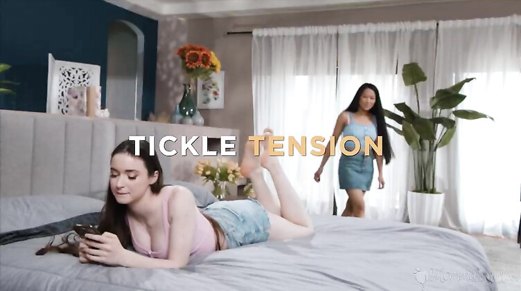 Случайный лесбийский тройничок мамы с дочкой и ее подругой