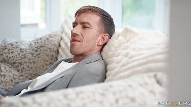 Муж дрючит молодую любовнику и едва не палится перед женой