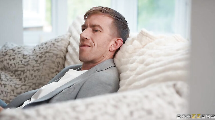 Муж дрючит молодую любовнику и едва не палится перед женой