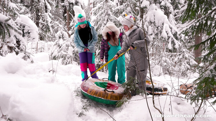 Лесбиянки практикуют голландский штурвал у камина