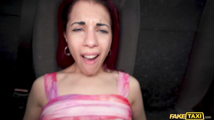 Таксист порвал лосины и выебал во все щели замужнюю испанку