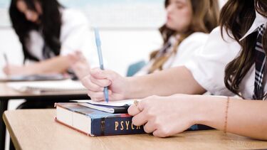 Училка присоединилась к оргии сквиртящих старшеклассниц