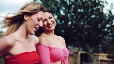 Блондинка кончает на языке сводной сестры