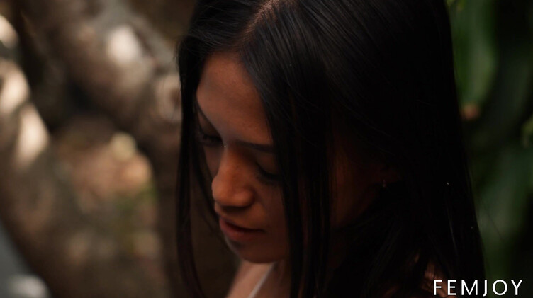 Donnabelle: Доннабелль позирует в купальнике и голышом у бассейна