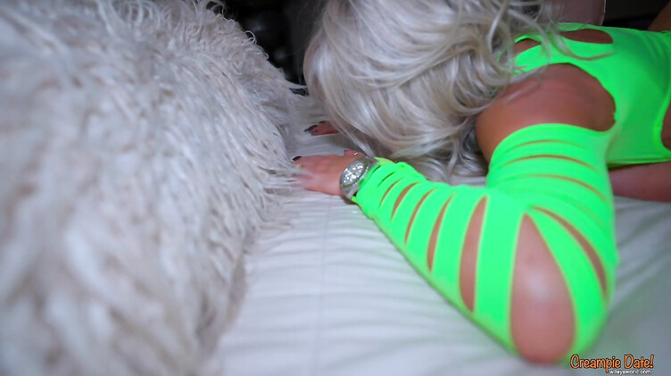 Сексвайф Сандра Оттерсон получает кремпай в киску от любовника при муже