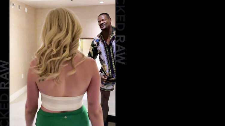 Межрассовое порно: Белокурая красотка Лекси Лор на большом стояке негра