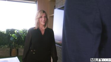 На весу: Изменяет мужу с клерком в банке за повышение кредитного лимита