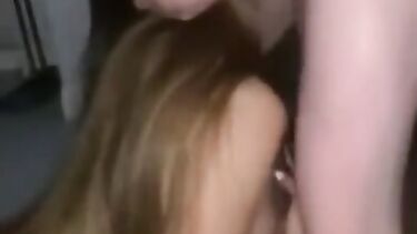 Пьяная тянка на вписке сосет член и показывает анальную дыру