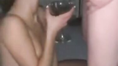 Пьяная тянка на вписке сосет член и показывает анальную дыру