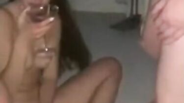 Пьяная тянка на вписке сосет член и показывает анальную дыру