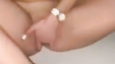 Пьяная тянка на вписке сосет член и показывает анальную дыру