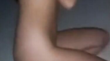 Пьяная тянка на вписке сосет член и показывает анальную дыру