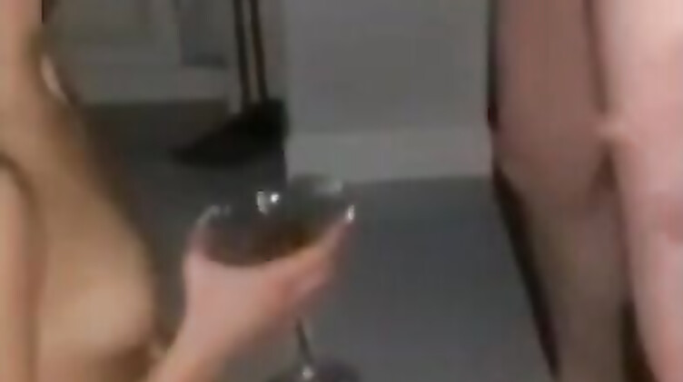 Пьяная тянка на вписке сосет член и показывает анальную дыру