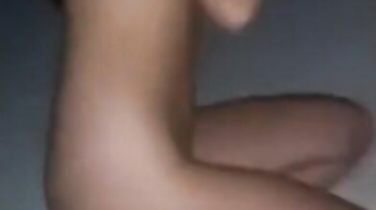 Пьяная тянка на вписке сосет член и показывает анальную дыру