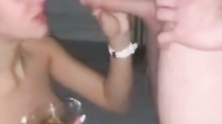 Пьяная тянка на вписке сосет член и показывает анальную дыру