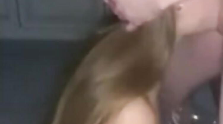 Пьяная тянка на вписке сосет член и показывает анальную дыру