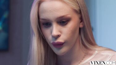 Русская голубоглазая блондинка Аврора Меей соблазняет на секс коллегу с работы