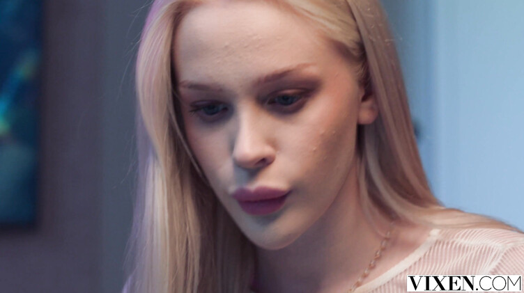 Русская голубоглазая блондинка Аврора Меей соблазняет на секс коллегу с работы