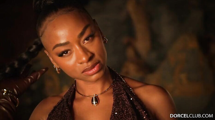 Фетишист трахает шоколадку в перчатках после фейсситтинга