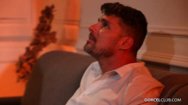 В перчатках: Фетишист трахает шоколадку в перчатках после фейсситтинга