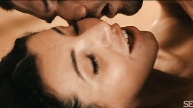 Красиво и со страстью шпилит брюнетку после массажа