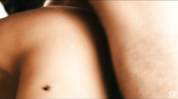 Красиво и со страстью шпилит брюнетку после массажа