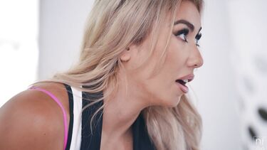 Сайбер Долл нюхала трусы пасынка, пока не оказалась на его хуе