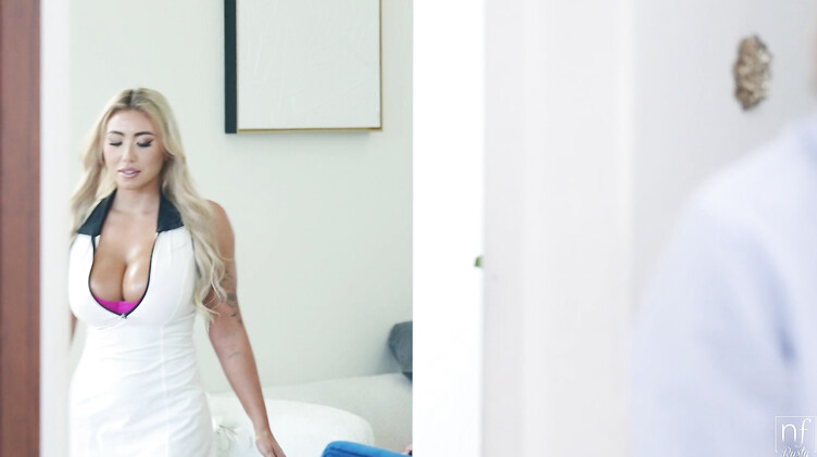 Сайбер Долл нюхала трусы пасынка, пока не оказалась на его хуе