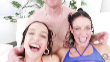 Зак Вайлд лижет и натягивает пезды подруг с намасленными телами