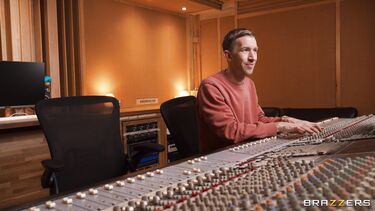 Раисса Беллини ебется в ЖМЖ на студии звукозаписи