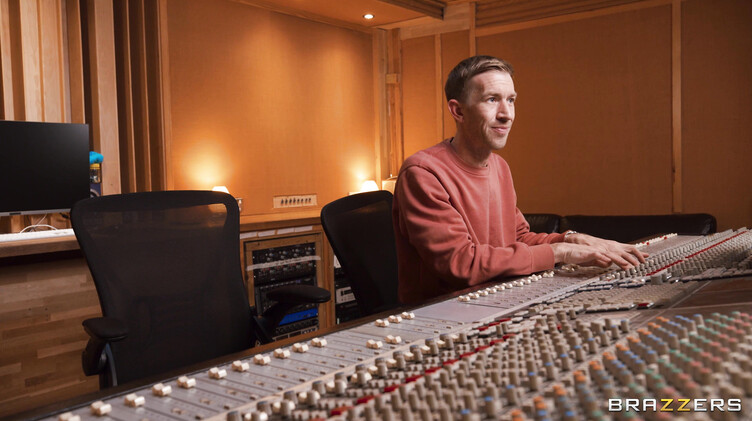 Раисса Беллини ебется в ЖМЖ на студии звукозаписи