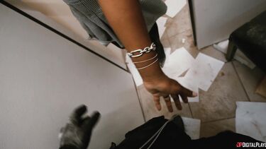 Спецназовец спасает сочную негритянку Тиа Марию от террористов и получает секс в награду