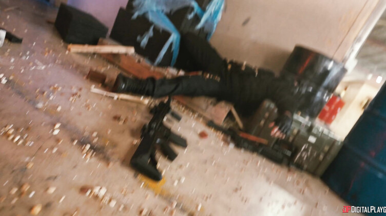 Спецназовец спасает сочную негритянку Тиа Марию от террористов и получает секс в награду