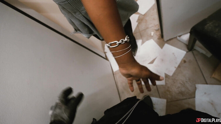 Спецназовец спасает сочную негритянку Тиа Марию от террористов и получает секс в награду