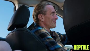 Папа с сыном ебет в два ствола автостопщицу в придорожном отеле