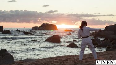 Тренерша по карате Эмири Момота страстно трахается с богатым клиентом