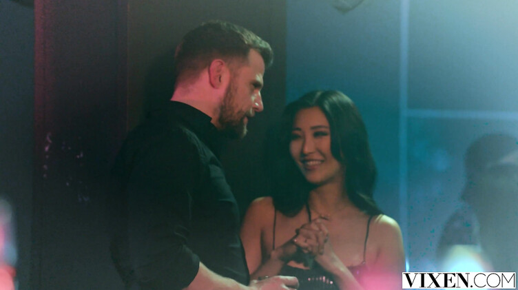 Японское порно: Тренерша по карате Эмири Момота страстно трахается с богатым клиентом