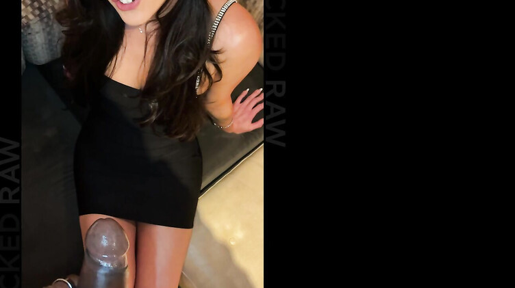 Сексвайф Меган Мистейкс трахается с негром в командировке в отеле