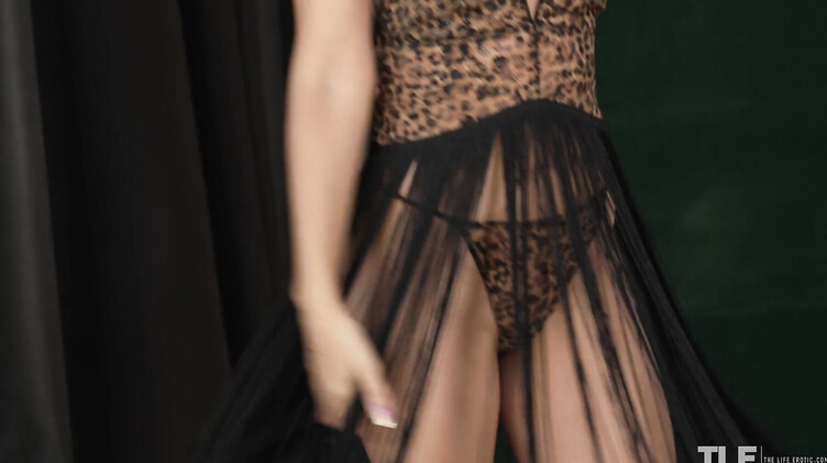 Чика Минори трахает себя стеклянным самотыком и засовывает пальчики в попу