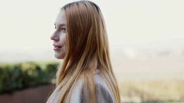 Лея Десантис содрогается от оргазма от пальчиков и вибратора