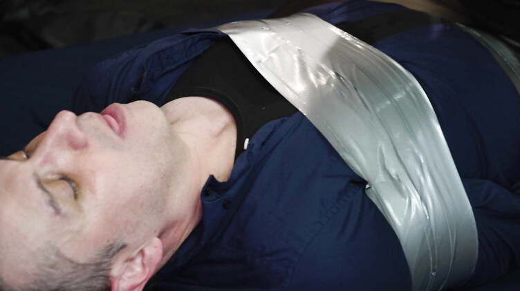 Раб вылизывает ножки госпоже Дэйзи Дукати