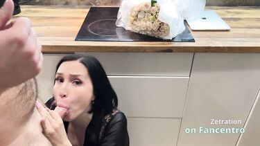 Зетратион по-быстрому отсосала фанату за букет на День Святого Валентина