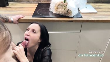 Зетратион по-быстрому отсосала фанату за букет на День Святого Валентина