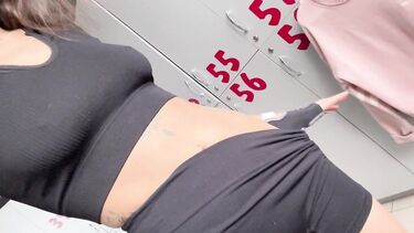 Фиксит Китти дрочит анал в раздевалке фитнес центра