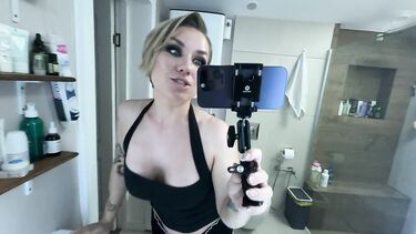 Андре Лав снимает селфи, как сидит на лице мужа